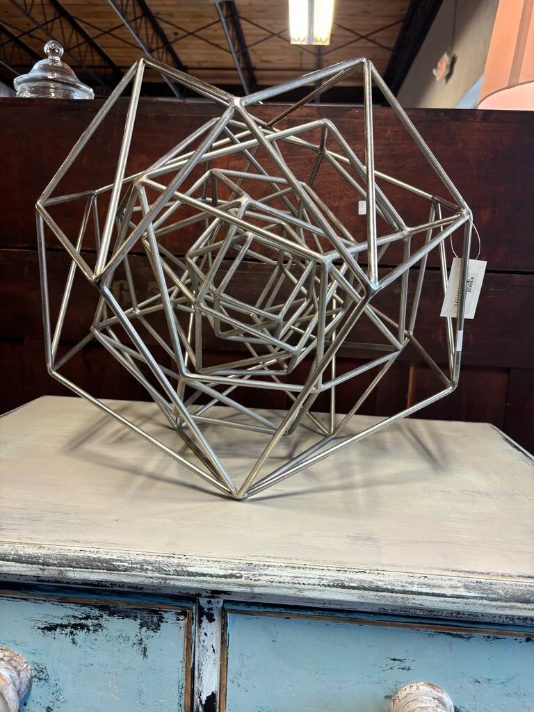 Complex Interwoven Geometric Wire Design