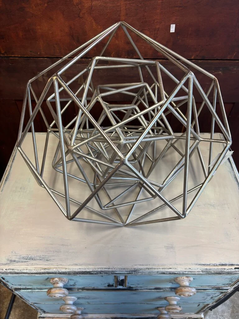 Complex Interwoven Geometric Wire Design - Image 2